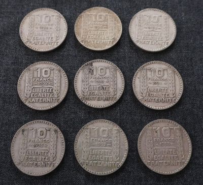 six types de pièces différents sont représentés sur un fond noir