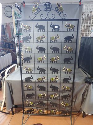 Panneau en métal ajouré et peint, figurant 40 éléphants dans…