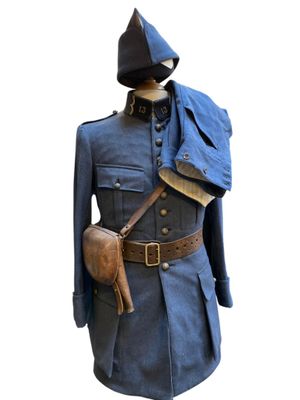une image représentant un uniforme bleu, avec un chapeau et une ceinture en cuir
