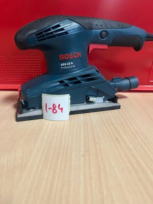 un gros plan d'une ponceuse orbitale Bosch posée sur une table