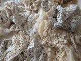 de nombreux types de lacets différents posés sur une table