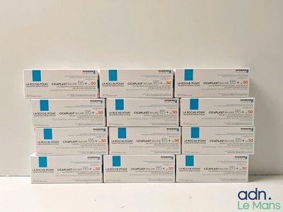 une pile de boîtes de médicaments blanches et bleues posées sur une table