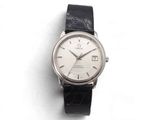une image d'un gros plan d'une montre-bracelet sur une surface blanche