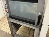 un four posé sur un support dans la cuisine