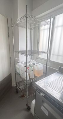 une photo d'une cuisine avec un évier et une étagère
