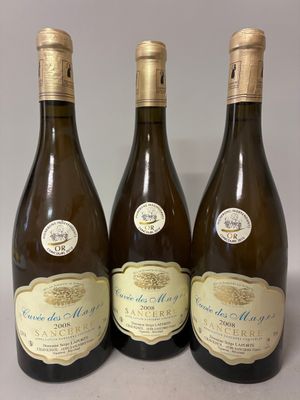 trois bouteilles de vin posées sur une table l'une à côté de l'autre