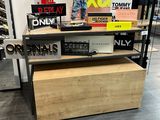 une présentation de livres sur une étagère dans un magasin