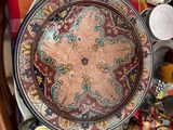 une assiette ornée d'un motif décoratif, posée sur une table