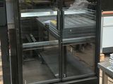 une photo d'un réfrigérateur exposé dans un magasin