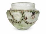 un vase en verre avec un motif sur une surface blanche
