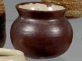 trois vases posés l'un à côté de l'autre sur une table