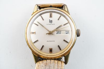 gros plan d'une montre sur une surface blanche