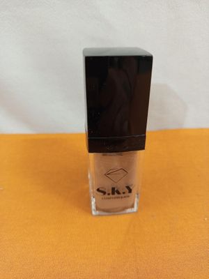 un flacon de vernis à ongles posé sur une table jaune
