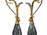 paire de vases anciens en laiton et marbre ornés d'oiseaux