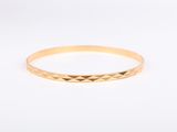 gros plan d'une bague en or sur une surface blanche