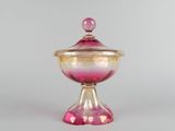 bonbonnière en verre rose et doré avec un couvercle bombé