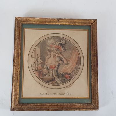 tableau représentant une femme coiffée d'un chapeau et vêtue d'une robe à fleurs, dans un cadre doré