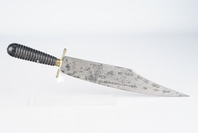 un couteau posé sur une surface blanche