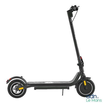 gros plan d'un scooter sur fond blanc