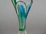 un vase en verre orné d'un motif bleu et vert