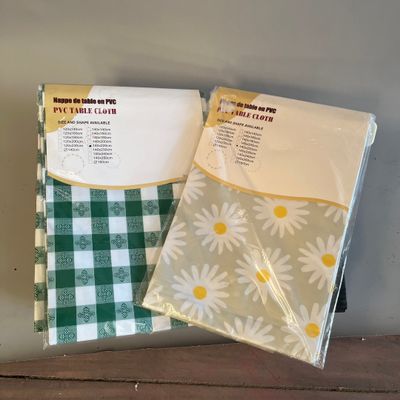 deux feuilles de papier posées sur une table