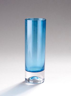 un verre bleu posé sur une table