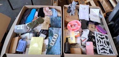 42 / 1 palette de 144 kg de mix (post-it, statuette en… - Photo 1