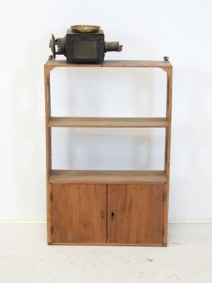 une étagère en bois sur laquelle est posée une horloge