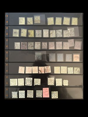 de nombreux timbres exposés dans une vitrine