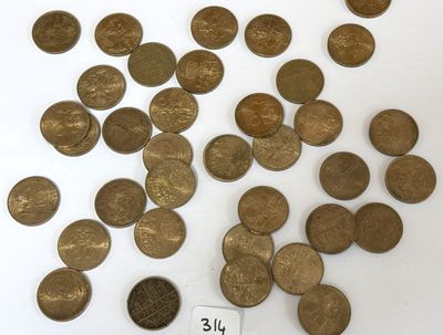 beaucoup de pièces posées sur une table, avec une étiquette indiquant leur prix