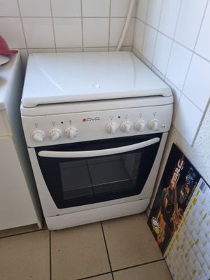 un four de cuisinière blanc installé dans une cuisine, à côté d'un évier