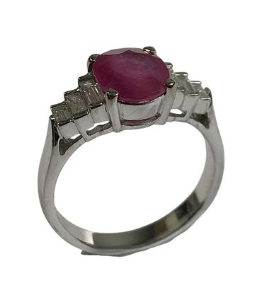 BAGUE en or blanc 750/1000 sertie d'un RUBIS (2 carats) épau…