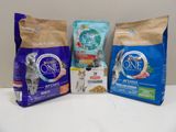 trois sacs de nourriture pour chat posés sur une table