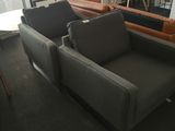 deux chaises qui sont assises ensemble dans une pièce