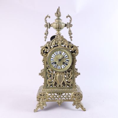 une horloge posée sur un support sur une surface blanche