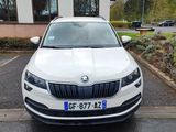 une voiture blanche garée devant un bâtiment