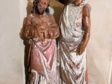 une statue représentant un homme et une femme debout l'un à côté de l'autre