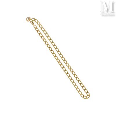 gros plan d'un bracelet en chaîne en or sur fond blanc