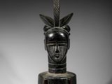 un gros plan sur la statue d'une personne portant un chapeau