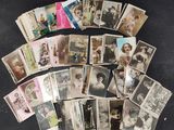 beaucoup de vieilles photos de personnes sur la table