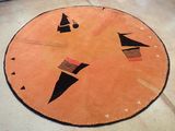 un tapis orange orné de motifs noirs et blancs