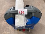 un aspirateur posé sur le sol de la pièce
