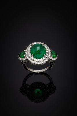 une bague en émeraude et diamant