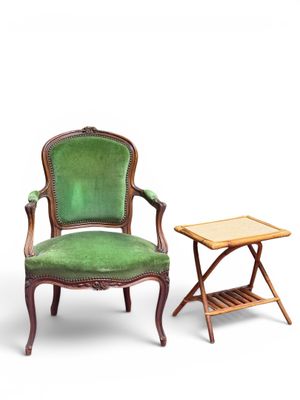 une chaise verte à côté d'une petite table posée sur une surface blanche