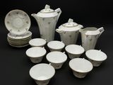 un grand nombre de tasses et de soucoupes posées sur une table