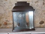 une horloge à l'ancienne posée sur une étagère dans une pièce