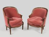 paire de fauteuils en velours rose avec des pieds en bois sculpté