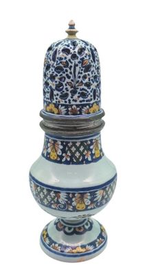une image représentant un vase bleu et blanc muni d'un couvercle