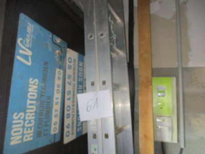 une photo d'une porte sur laquelle est accrochée une pancarte