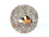 une assiette sur laquelle figurent un oiseau et un autre oiseau